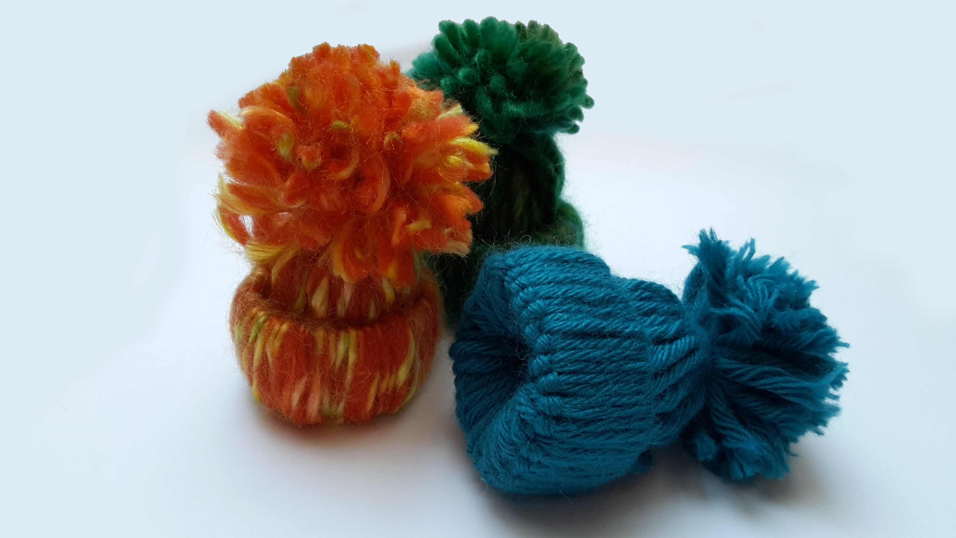 bonnets-pompon-laine-deco-noel.jpg