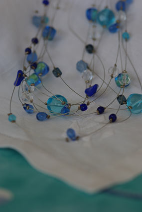 collier_serrage1.jpg collier bleu en perles de serrage
